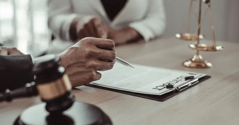 مشکلات حقوقی اتباع خارجی در ایران و نقش وکیل در حل آن‌ها