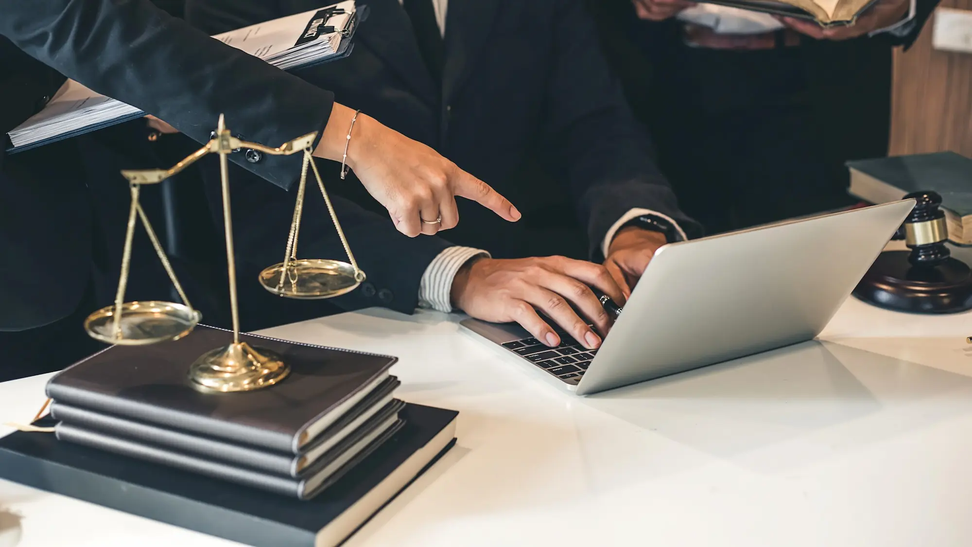 وکیل تجریش کیست 
